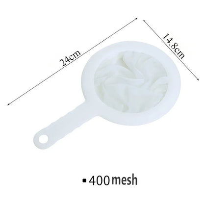Passoire fine nylon & PP – Filtration précise et durable. Passoire 400 mesh blanche, manche 24 cm pour filtrer jus et sauces