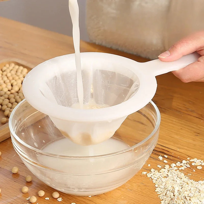 Passoire fine nylon & PP – Filtration précise et durable. Passoire blanche avec poignée filtrant lait de soja dans un bol en verre