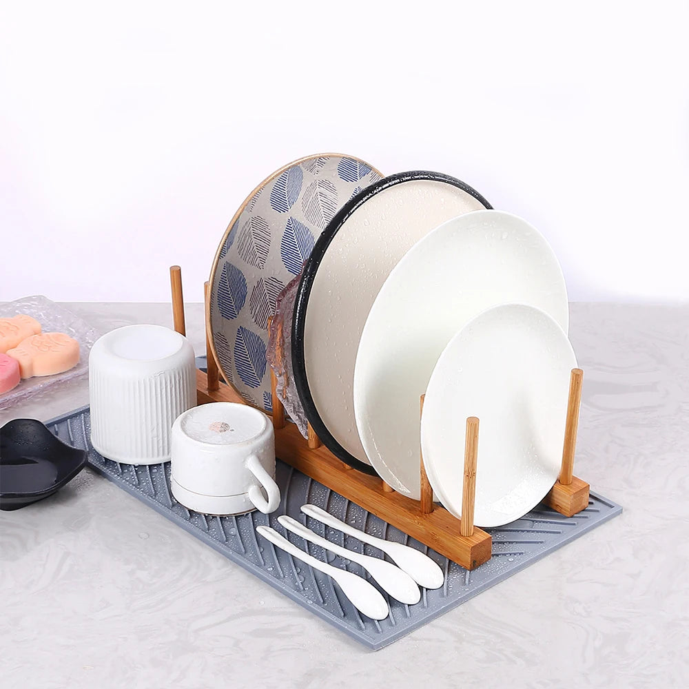 Tapis Égouttoir Silicone Multifonction gris avec support en bambou pour assiettes, tasses et couverts