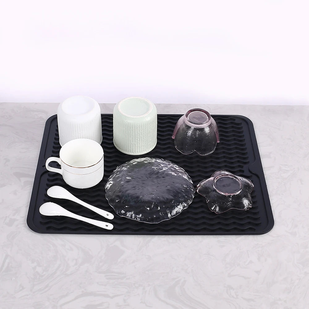 Tapis Égouttoir Silicone Multifonction noir avec motifs ondulés vaisselle et verres en séchage
