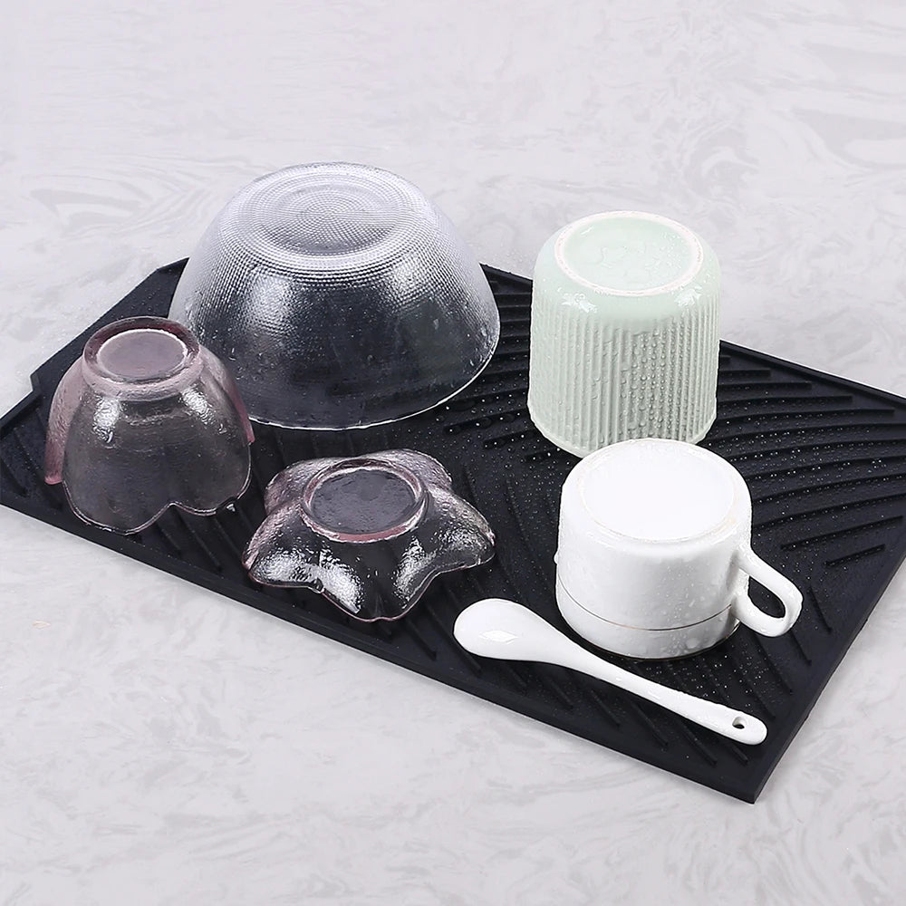 Tapis Égouttoir Silicone Multifonction noir avec bols et tasses retournés, gouttes d'eau visibles pour séchage