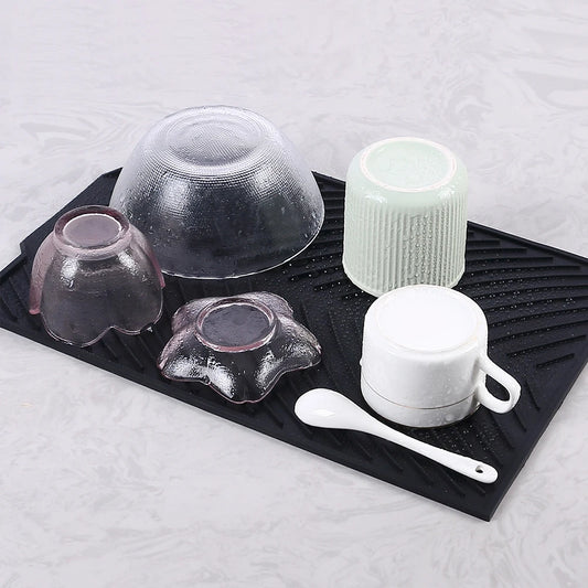 Tapis Égouttoir Silicone Multifonction noir avec bols et tasses retournés, gouttes d'eau visibles pour séchage