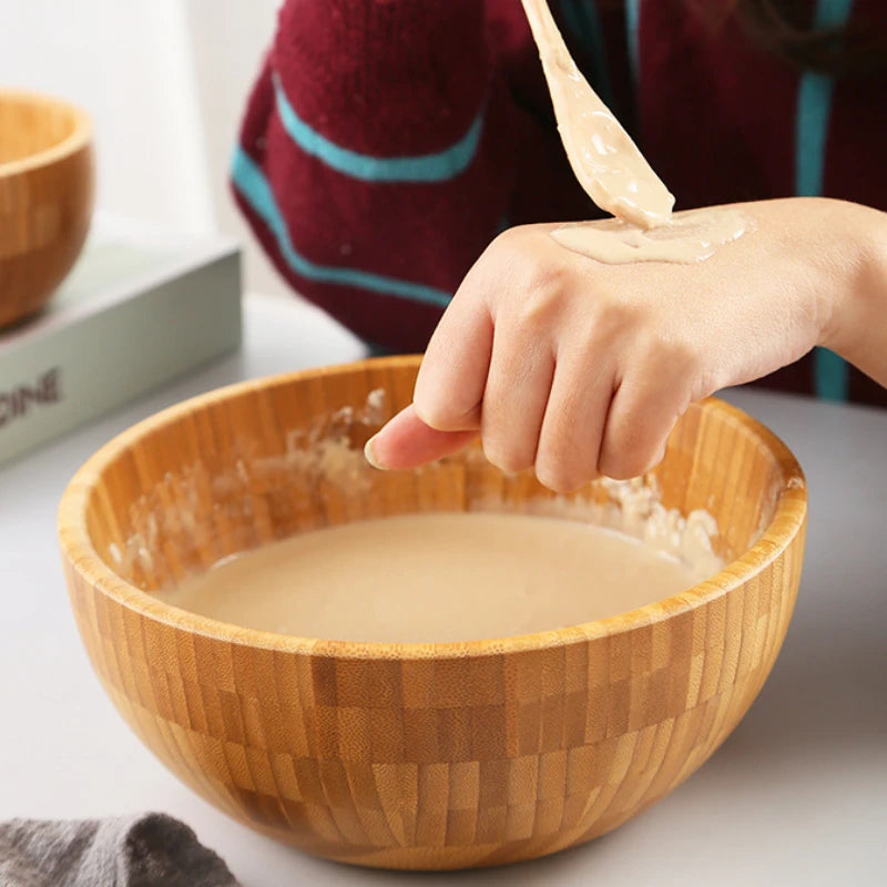 Bol en Bambou CZSAE – Naturel, Durable et Multifonction utilisé pour mélanger des ingrédients avec une main tenant de la pâte