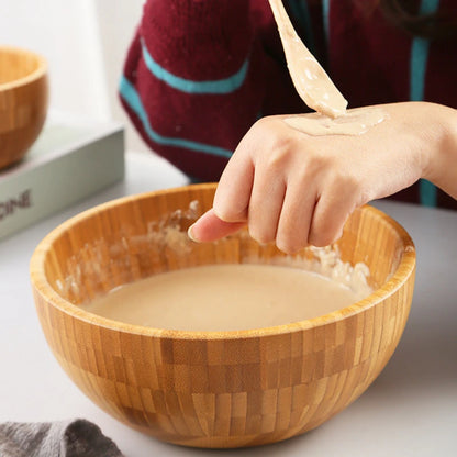 Bol en Bambou CZSAE – Naturel, Durable et Multifonction utilisé pour mélanger des ingrédients avec une main tenant de la pâte