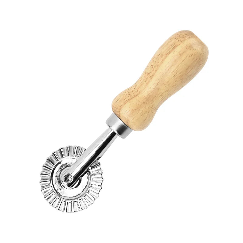 Roulette coupe-pâte avec manche en bois pour une découpe pâte facile et rapide