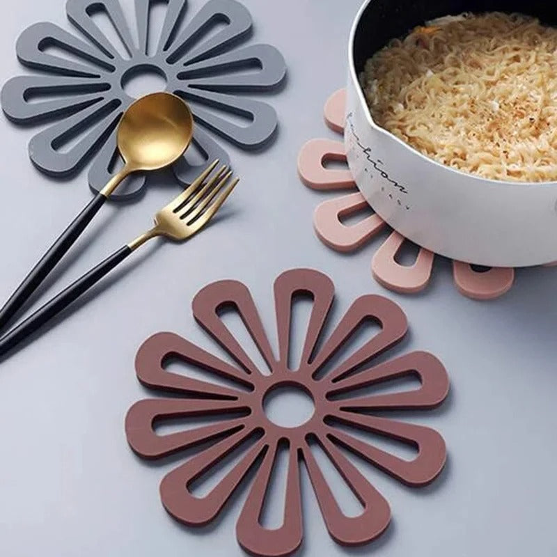 Dessous-de-plat silicone résistant à la chaleur en forme de fleur avec un bol de nouilles