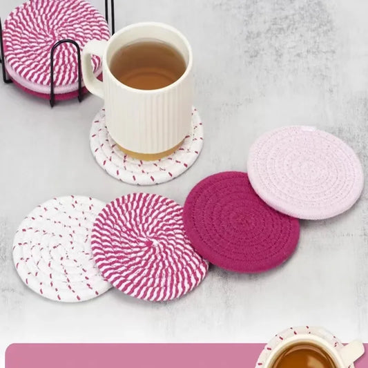 Dessous de verre Corde de Coton en rose et blanc, parfaits pour protéger les surfaces des tasses.