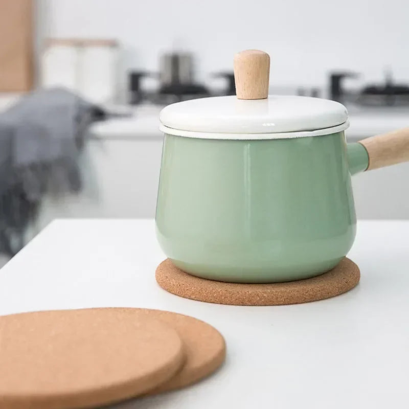Dessous de Verre en Liège Naturel placé sous une casserole verte élégante sur une table moderne