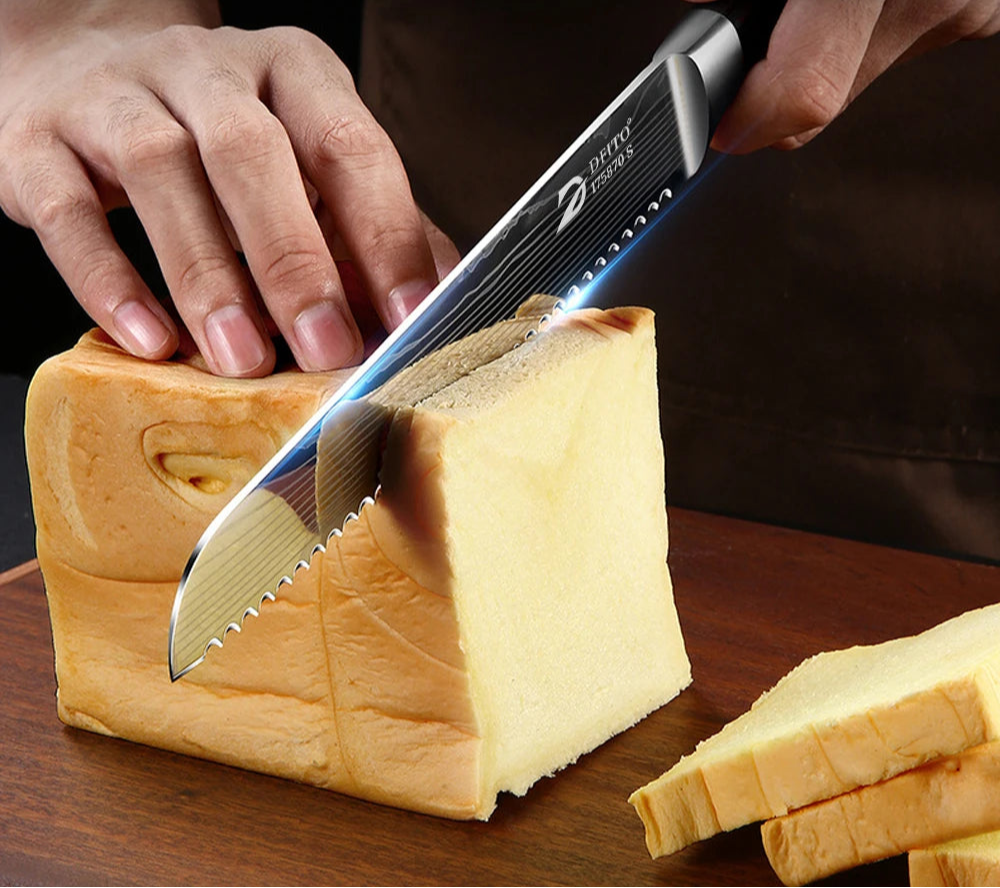 Couteau à Pain Pro Inox 8 – Lame Crantée Ultra Tranchante coupant du pain frais sur une planche en bois