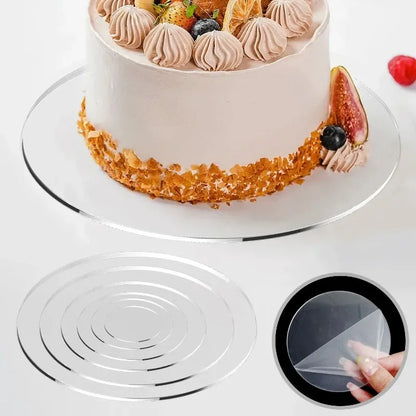 Disque à Gâteau Transparent en Acrylique – 5 à 30 cm avec gâteau décoré sur un support élégant