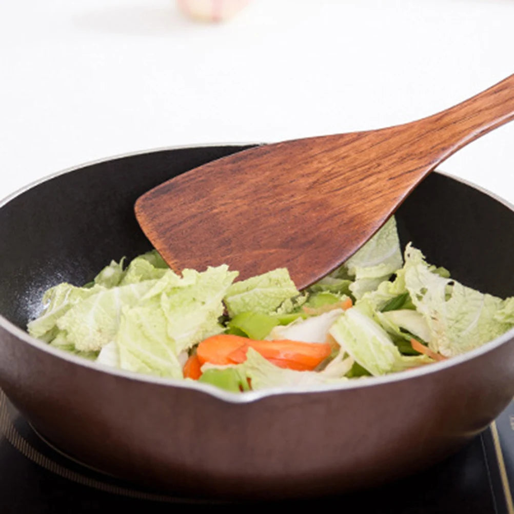 Spatule en Bois Cuisine – Durable & Antiadhésive. Spatule en bois Ustensile de chef remuant légumes dans une poêle antiadhésive