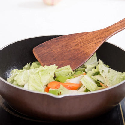 Spatule en Bois Cuisine – Durable & Antiadhésive. Spatule en bois Ustensile de chef remuant légumes dans une poêle antiadhésive