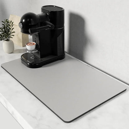 Tapis de Séchage Cuisine – Antidérapant, Écologique. Grand tapis gris sous machine à café noire sur plan de travail