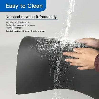 Tapis de Séchage Cuisine – Antidérapant, Écologique. Ustensile de chef montrant tapis noir rincé sous l'eau, facile à nettoyer