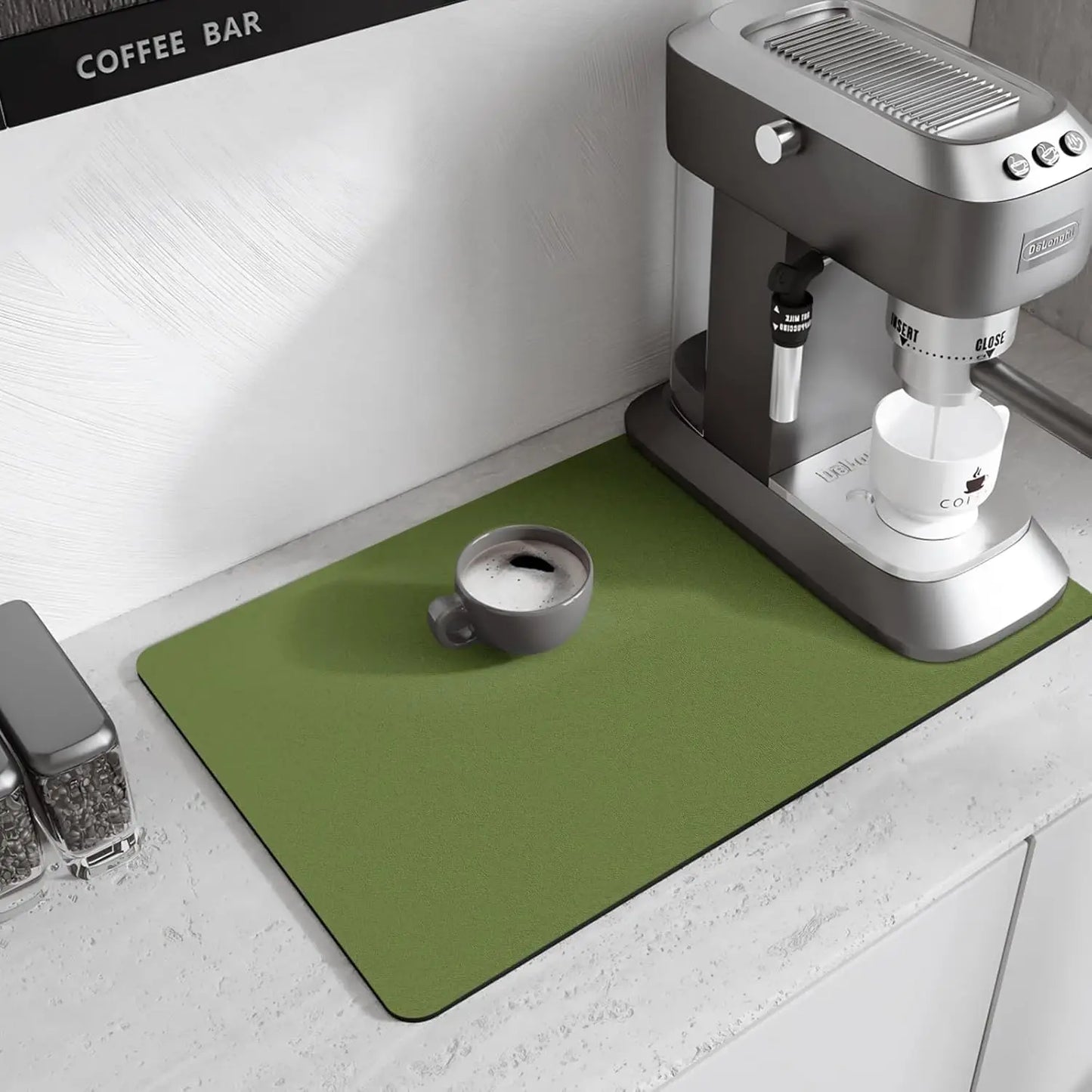 Tapis de Séchage Cuisine – Antidérapant, Écologique posé sous une machine à espresso grise avec tasse