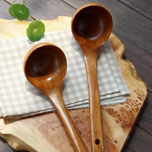 Deux louches en bois sur planche avec nappe carreaux, Louche en bois de cuisine – Durable et naturelle.