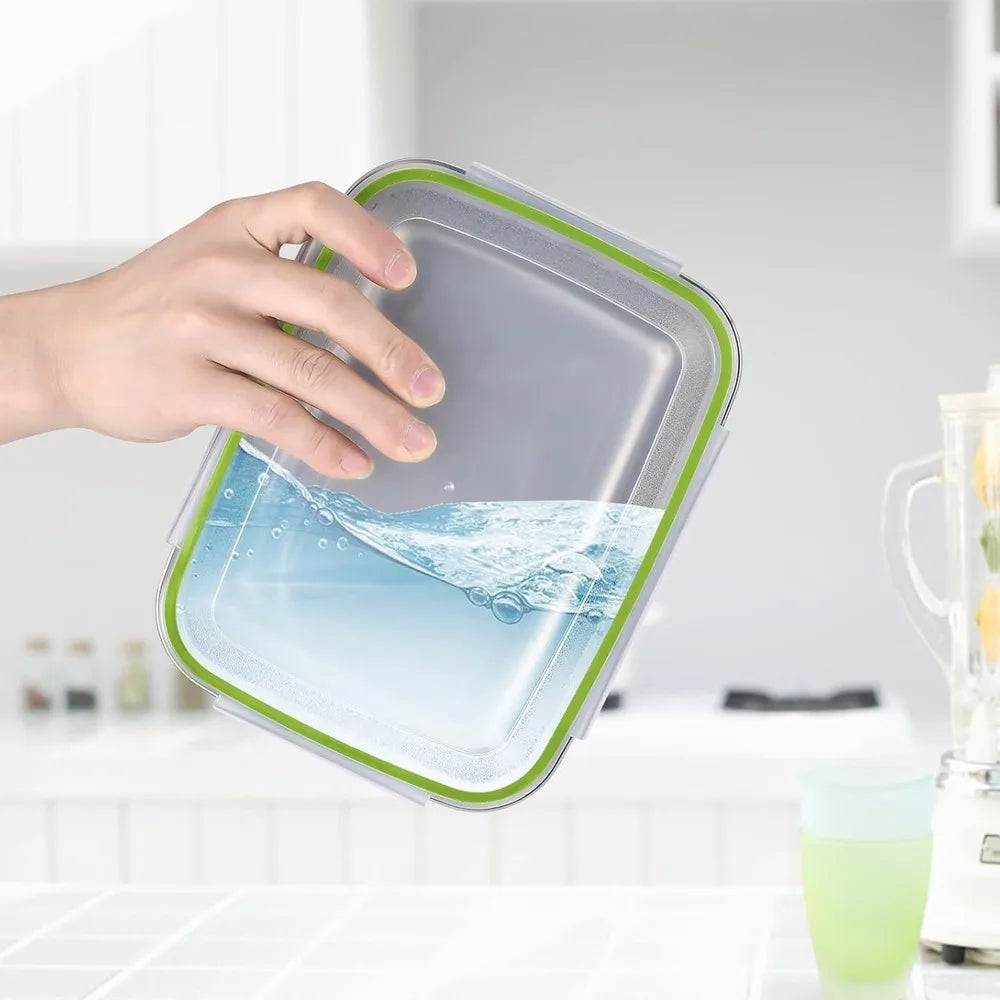 Main tenant une Boîte de Conservation Inox 304 – Étanche & Durable 350-850 ml. montrant un joint vert et de l'eau