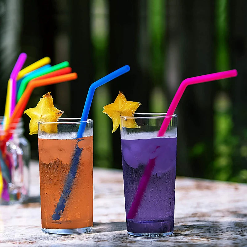 Pailles Réutilisables en Silicone – Lot de 2 avec Brosse. Deux verres glacés orange et violet avec carambole