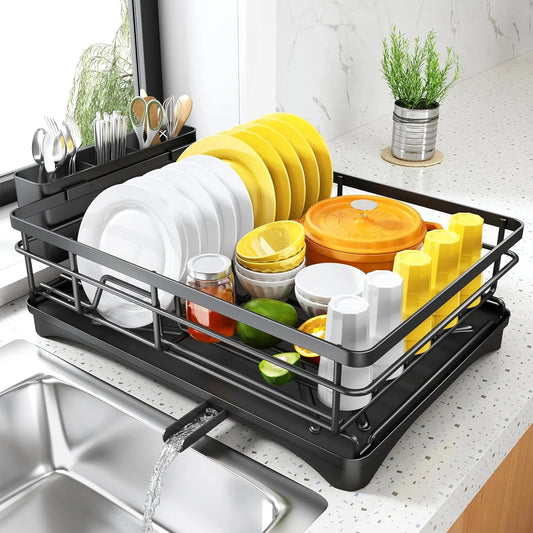 Égouttoir à Vaisselle avec Porte Couverts, Système de Drainage Amélioré en noir avec assiettes et couverts.