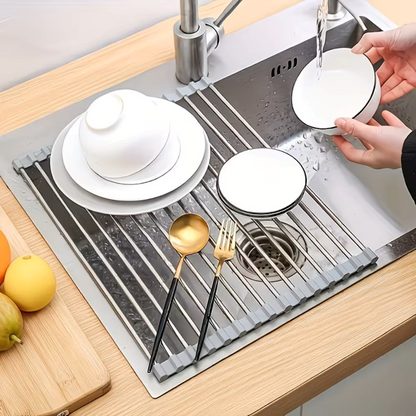 Égouttoir à Vaisselle Extensible Inox placé dans un évier avec de la vaisselle en cours de rinçage