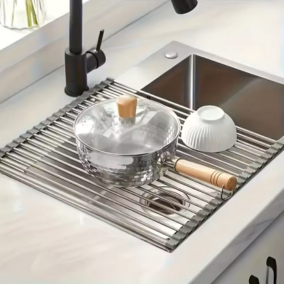 Égouttoir à Vaisselle Extensible Inox placé sur un plan de travail avec une casserole et un bol