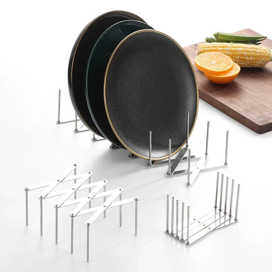 Égouttoir Vaisselle Inox Extensible – Gain de Place 3-en-1 avec assiettes et planche à découper en arrière-plan
