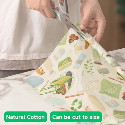 Personne qui découpe des Emballages en Cire d'Abeille Réutilisables – Lot de 3 en coton naturel