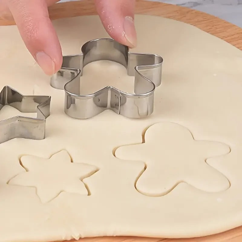 Emporte-Pièce Bonhomme en Pain d’Épices – Inox en train de découper des formes dans de la pâte sur un plan de travail en bois