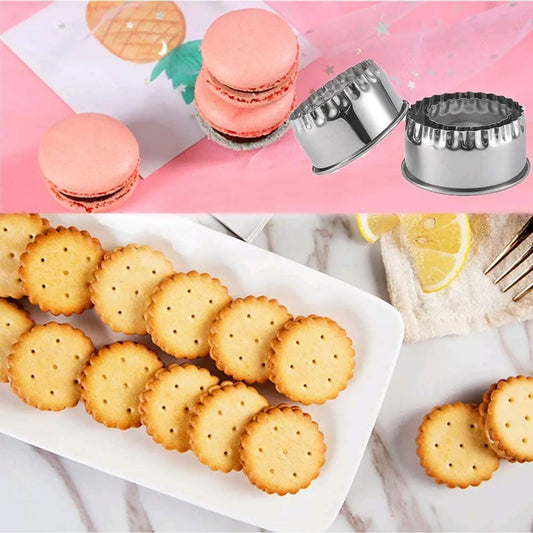 Emporte-Pièces Inox – Lot de 3 Ronds ou Fleurs avec biscuits et macarons colorés en arrière-plan