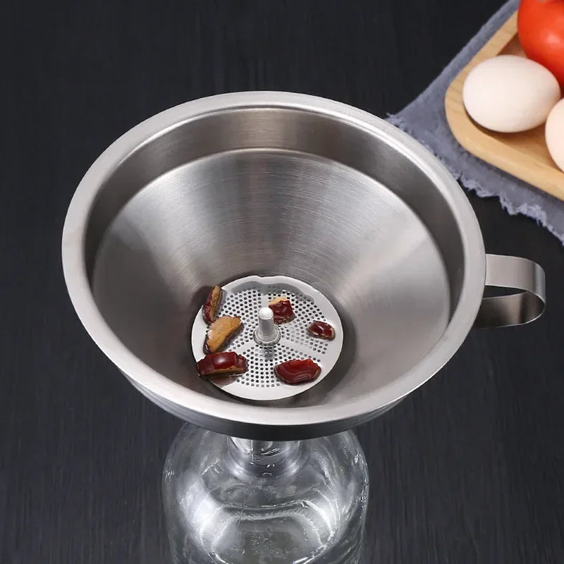 Entonnoir de Cuisine Inox 304 Précis et Durable utilisé pour verser des ingrédients dans un bocal