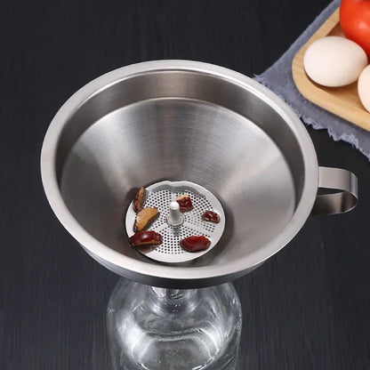 Entonnoir de Cuisine Inox 304 Précis et Durable utilisé pour verser des ingrédients dans un bocal