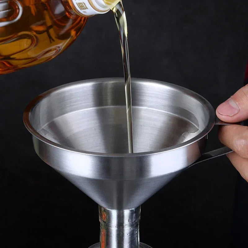 Entonnoir de Cuisine Inox 304 Précis et Durable en cours de remplissage avec un liquide.
