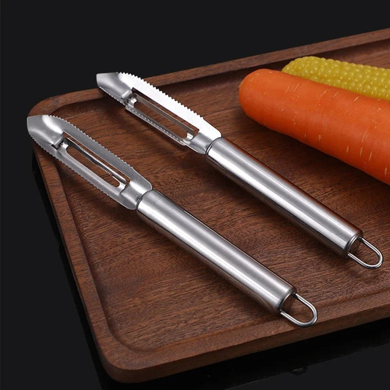 Éplucheur en Acier Inoxydable Couteau Éplucheur Manuel pour Fruits et Légumes sur une planche en bois avec des carottes