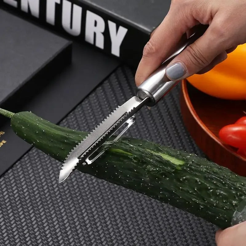 Éplucheur en Acier Inoxydable Couteau Éplucheur Manuel pour Fruits et Légumes en action sur un concombre