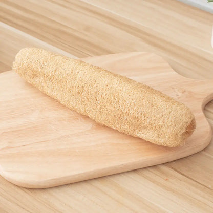 Éponge Loofah Naturelle – Écologique, Biodegradable posée sur une planche en bois Ustensile de chef