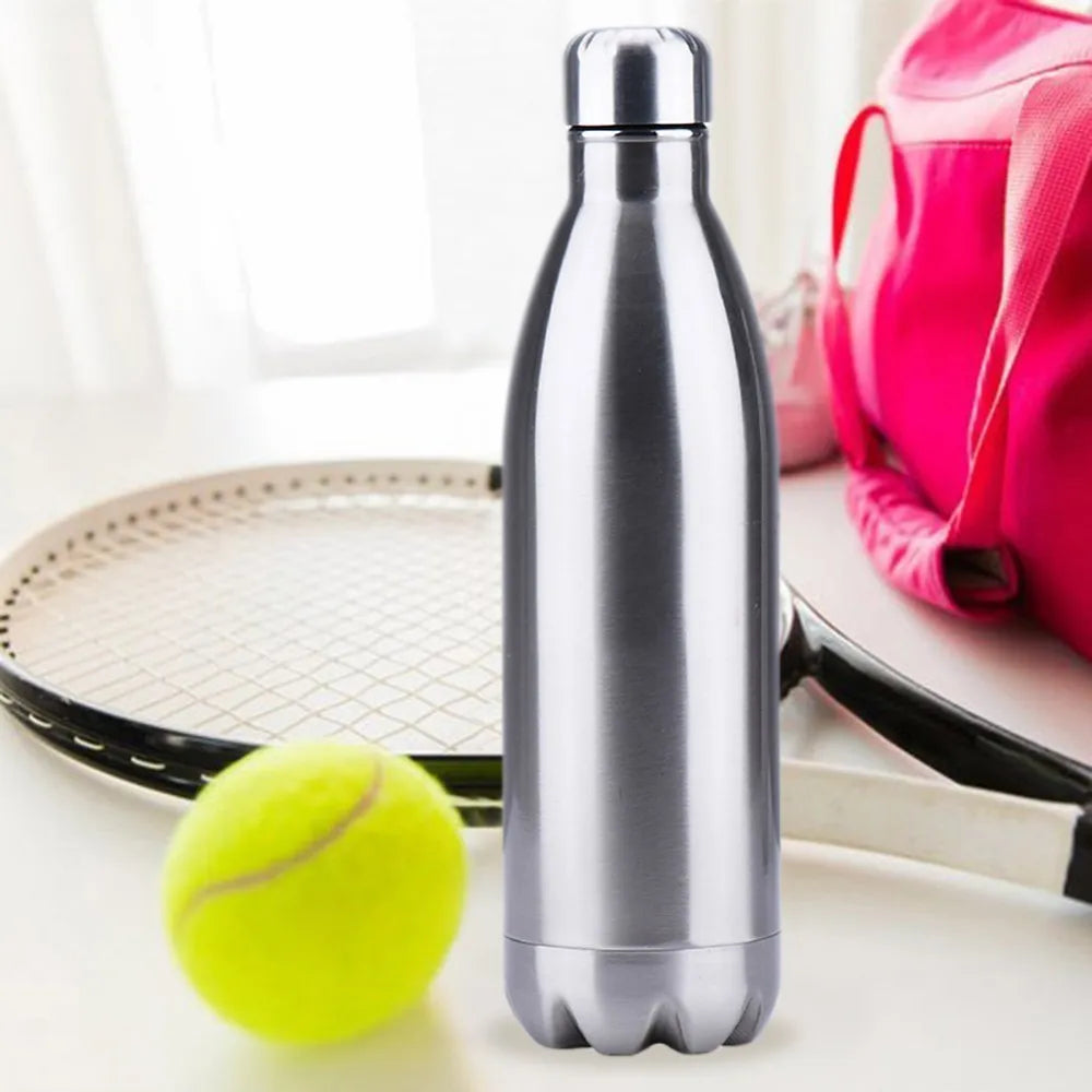 Bouteille Isotherme Inox – Gourde Sport Thermos Étanche en inox argenté posée près d une raquette de tennis, balle et sac rose
