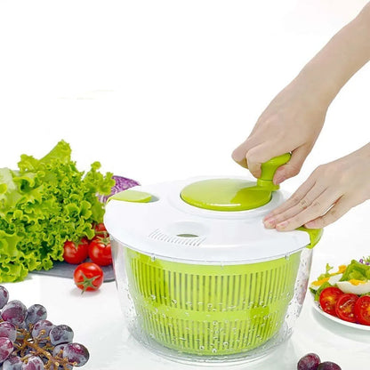 Essoreuse à Salade Manuelle 5L avec Panier Égouttoir pour Laver et Sécher Fruits et Légumes en action avec des légumes frais