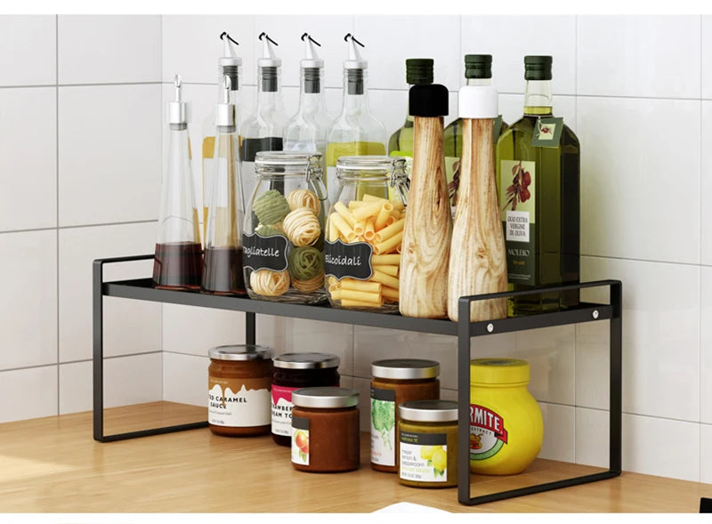 Étagère de Rangement Inox pour Cuisine Moderne et Pratique avec bocaux et bouteilles d'huile sur un comptoir