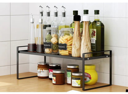 Étagère de Rangement Inox pour Cuisine Moderne et Pratique avec bocaux et bouteilles d'huile sur un comptoir