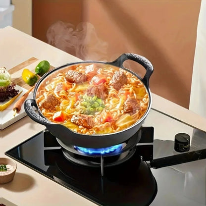 Faitout en Fonte 20 cm Compatible Induction et Tous Feux avec un plat mijoté fumant sur la cuisinière