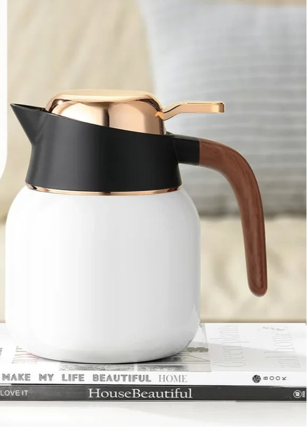 Bouilloire Isotherme Inox 316 avec couvercle doré pour maintenir chaud ou froid 24h sur table moderne