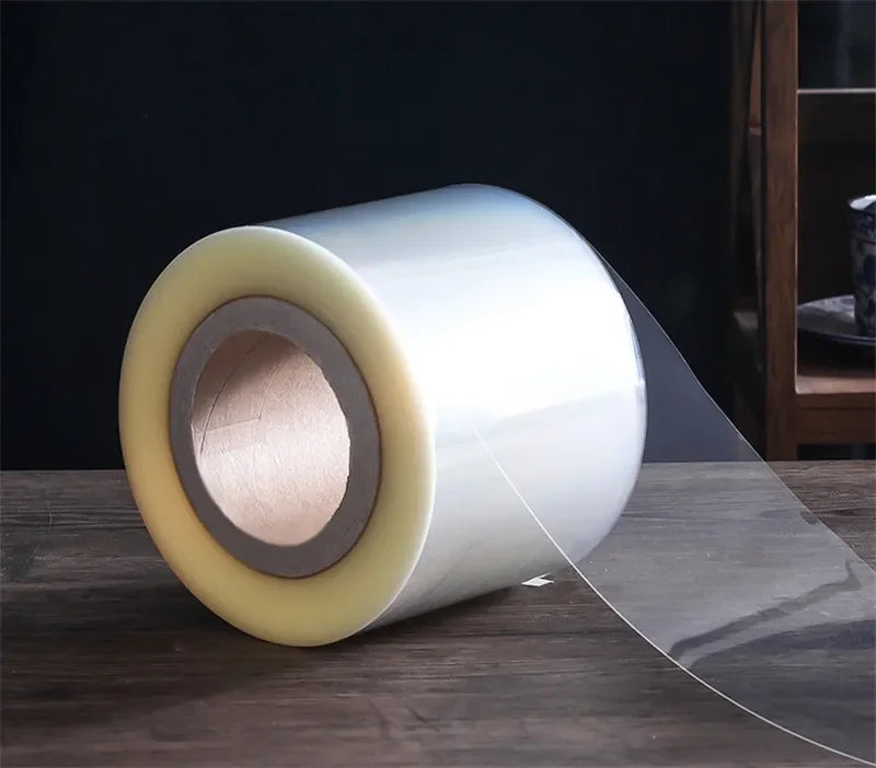 Film Rhodoïd pour Entremets – Rouleau Transparent sur une table, idéal pour la pâtisserie