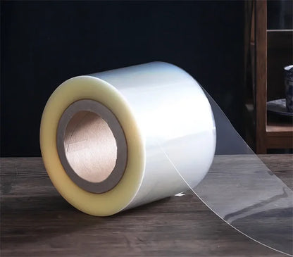 Film Rhodoïd pour Entremets – Rouleau Transparent sur une table, idéal pour la pâtisserie