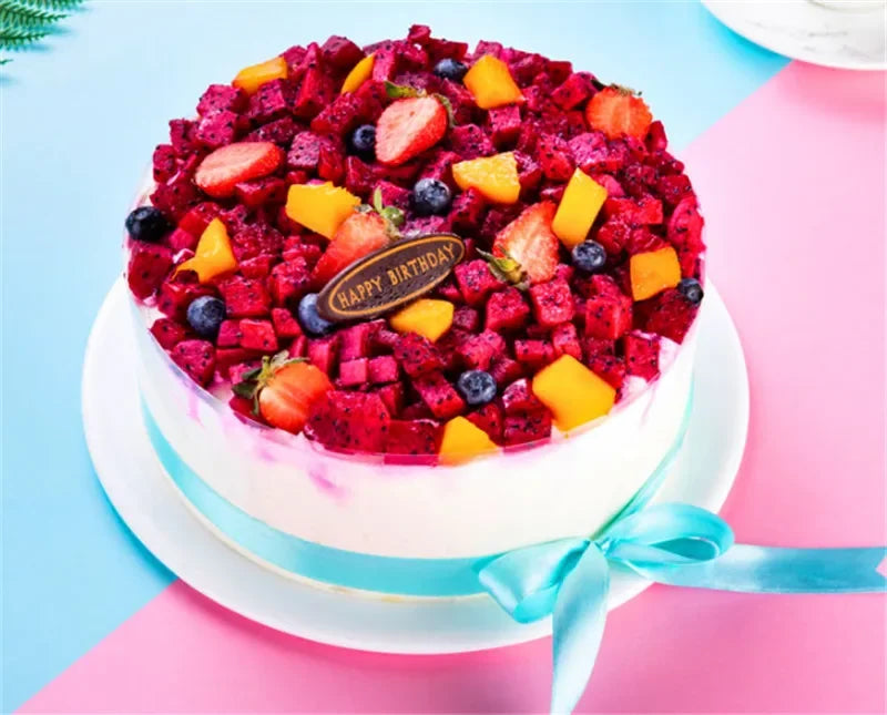 Gâteau décoré de fruits frais avec un ruban bleu et un écriteau Joyeux Anniversaire sur un fond coloré, Film Transparent Pâtisserie Gâteaux, Entremets