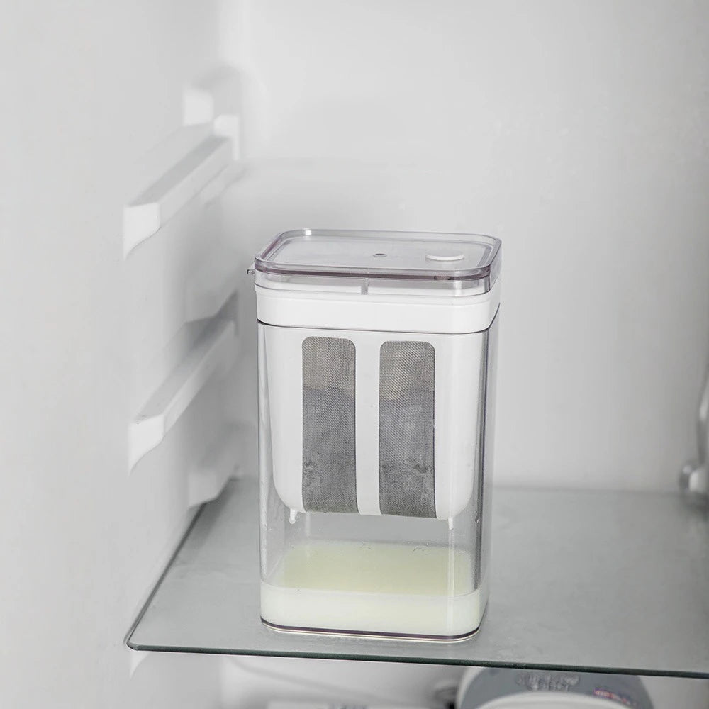 Filtre à Yaourt Maison Crépine pour Yaourtière Inox dans un réfrigérateur, prêt à égoutter le yaourt
