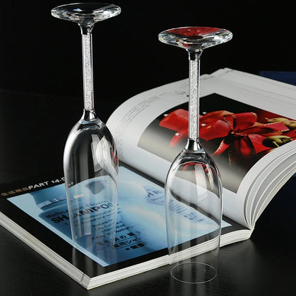 Flûte à Champagne 260 ml élégante en cristal sur une table avec un livre ouvert