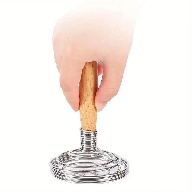 Fouet à Ressort en Inox avec Manche en Bois – Fouet Manuel pour Sauces, Café, Œufs et Pâtisserie en utilisation