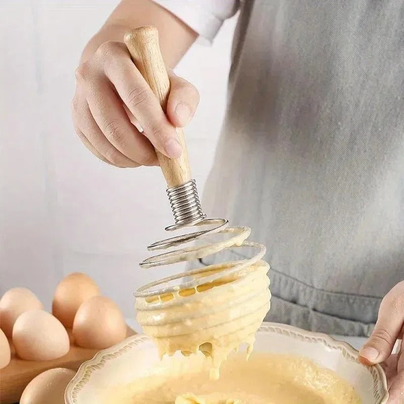 Fouet à Ressort en Inox avec Manche en Bois – Fouet Manuel pour Sauces, Café, Œufs et Pâtisserie en action