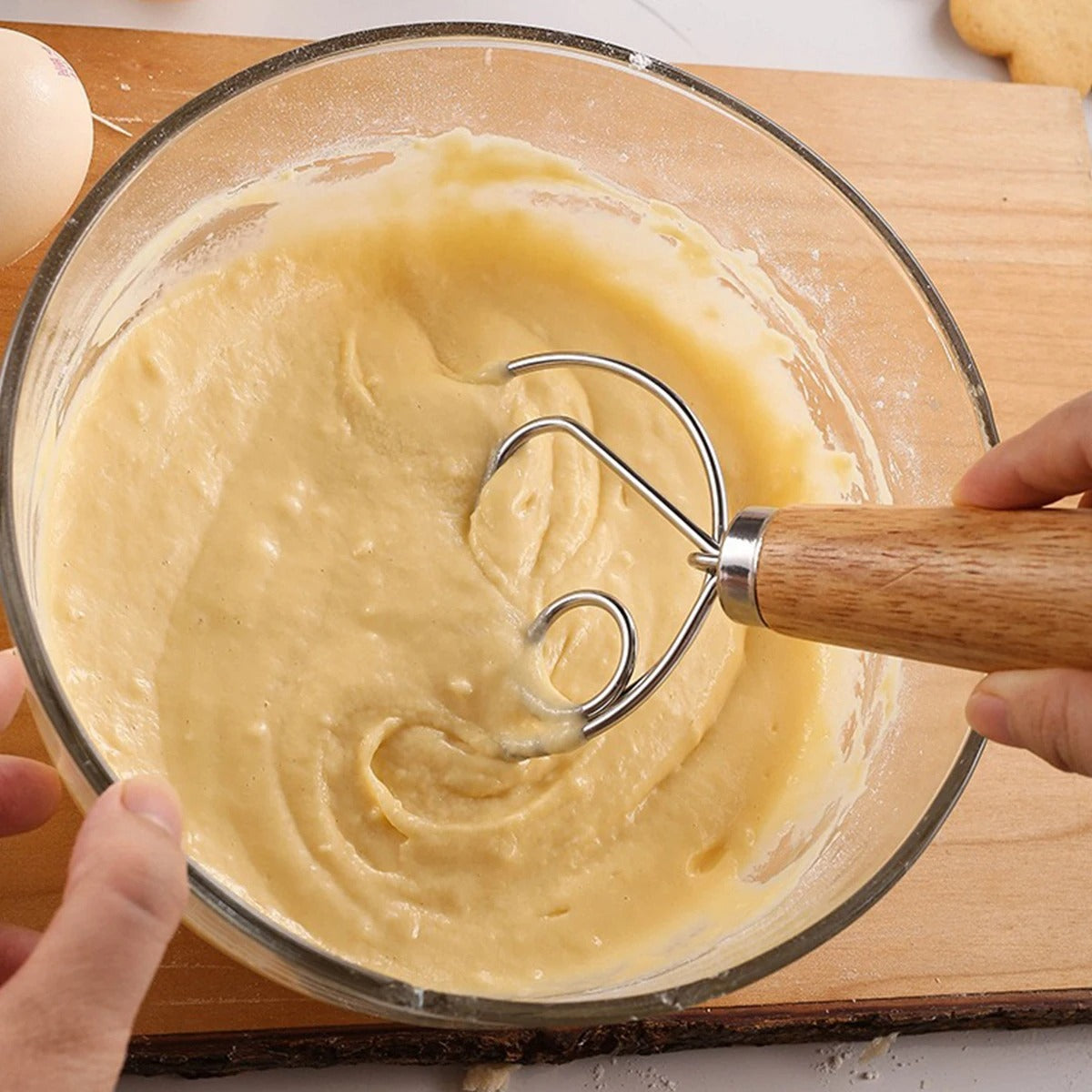 Fouet Danois en Acier Inoxydable avec Manche en Chêne – Mélangeur de Pâte Idéal Pain, Pizza et Pâtisserie Maison en action