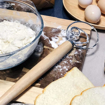 Fouet Danois en Acier Inoxydable avec Manche en Chêne – Mélangeur de Pâte Idéal Pain, Pizza et Pâtisserie Maison sur une planche à découper.